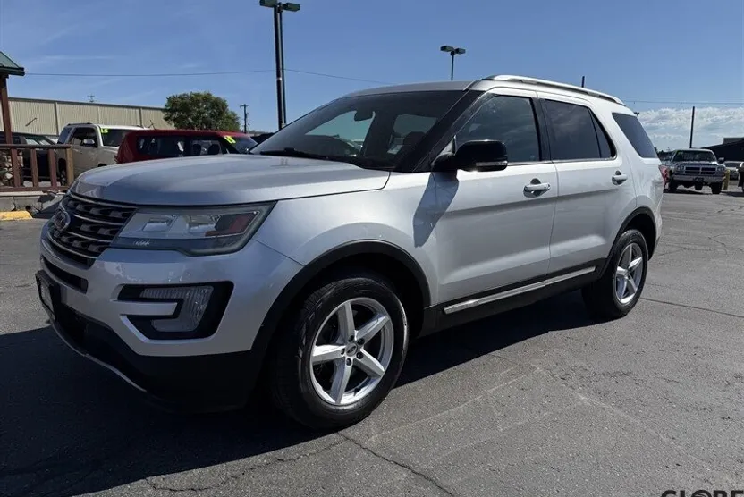 2016 Ford Explorer XLT photo 1