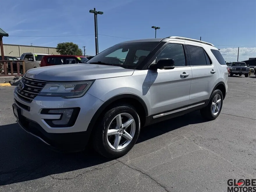 2016 Ford Explorer XLT photo 1