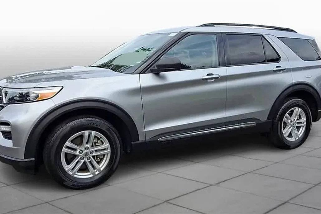 2023 Ford Explorer XLT photo 1
