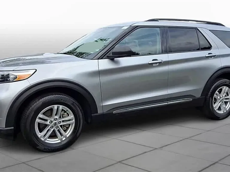 2023 Ford Explorer XLT photo 1
