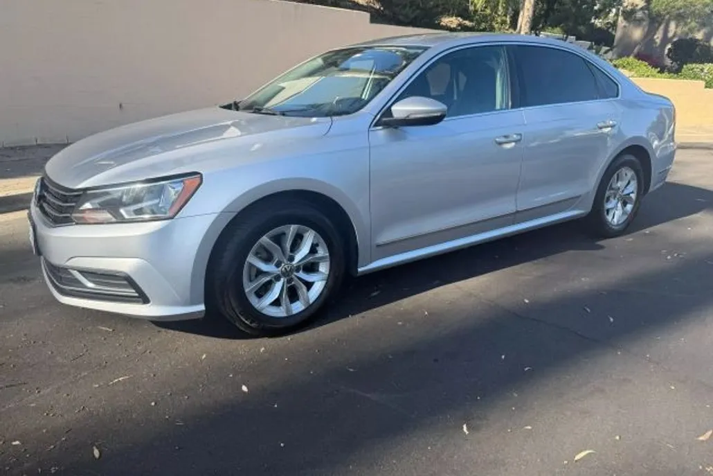 2016 Volkswagen Passat R-Line photo 1