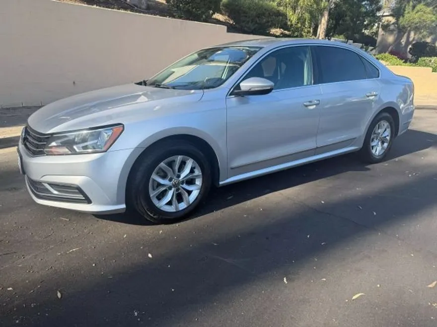 2016 Volkswagen Passat R-Line photo 1
