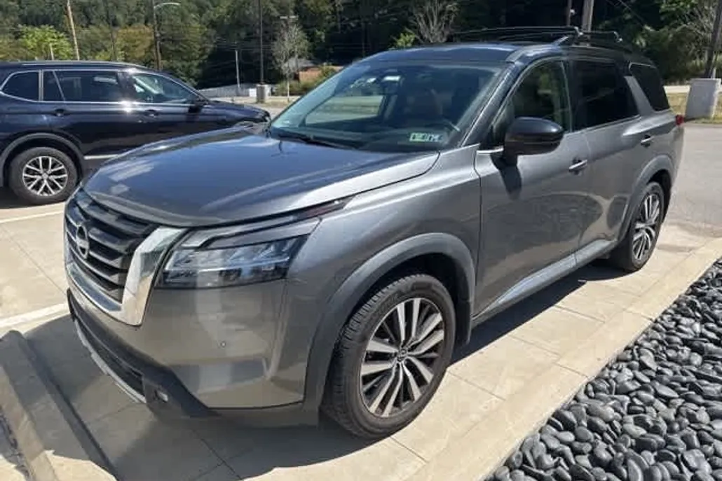 2022 Nissan Pathfinder Platinum photo 1