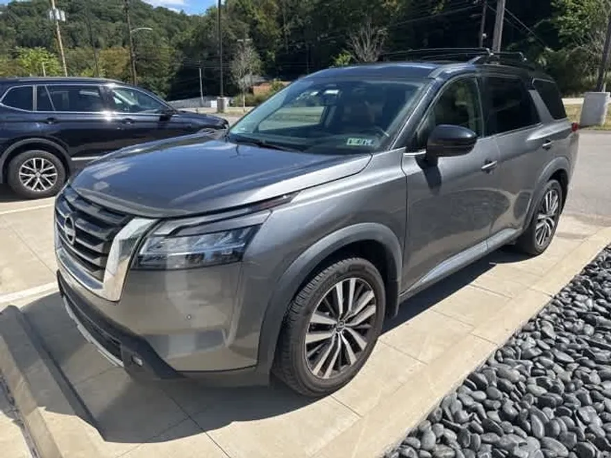 2022 Nissan Pathfinder Platinum photo 1