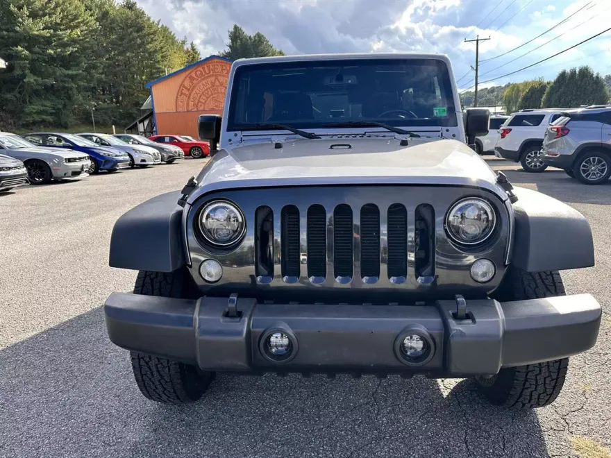 2015 Jeep Wrangler Unlimited Rubicon photo 1