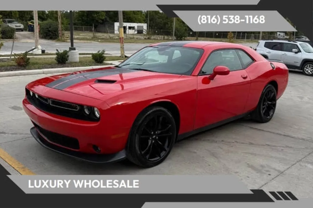 2017 Dodge Challenger SXT photo 1