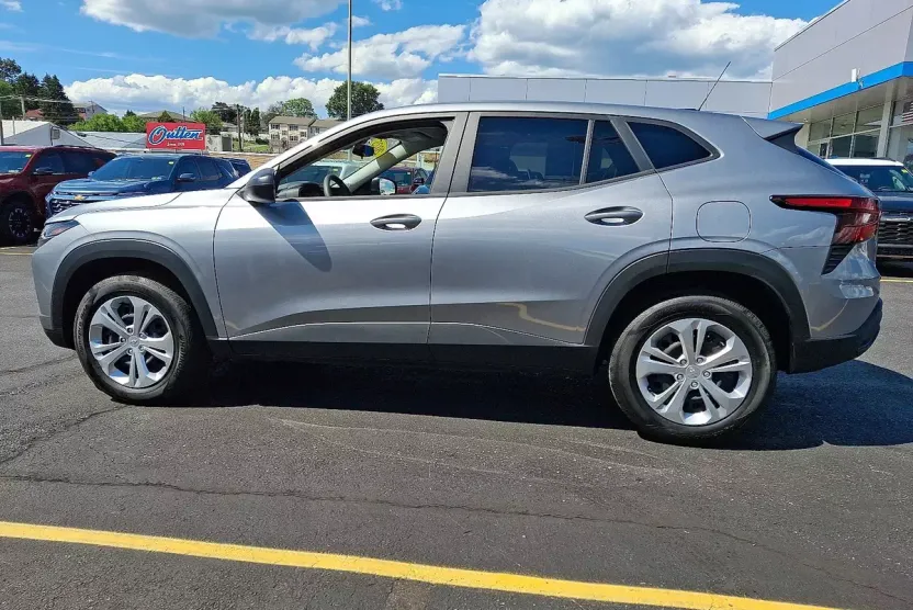 2025 Chevrolet Trax LS photo 1