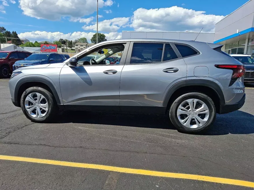 2025 Chevrolet Trax LS photo 1