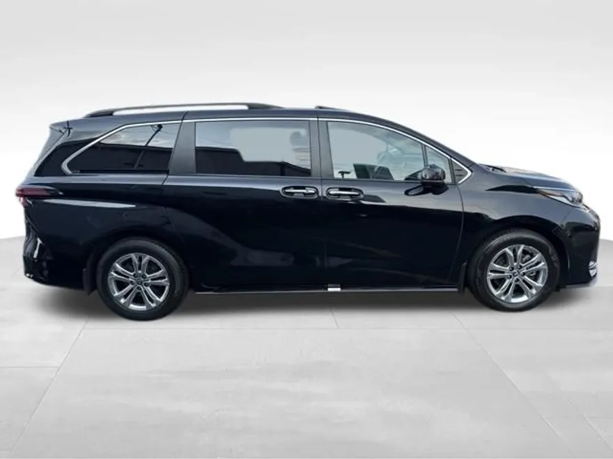 2022 Toyota Sienna XSE photo 4