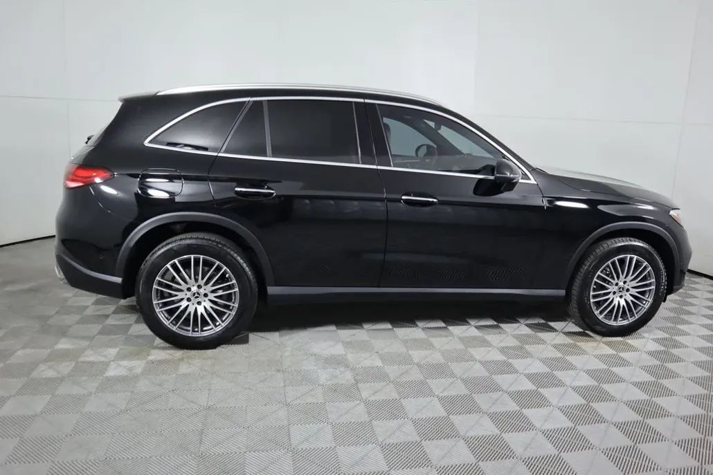 2024 Mercedes Benz GLC 300 4MATIC photo 1