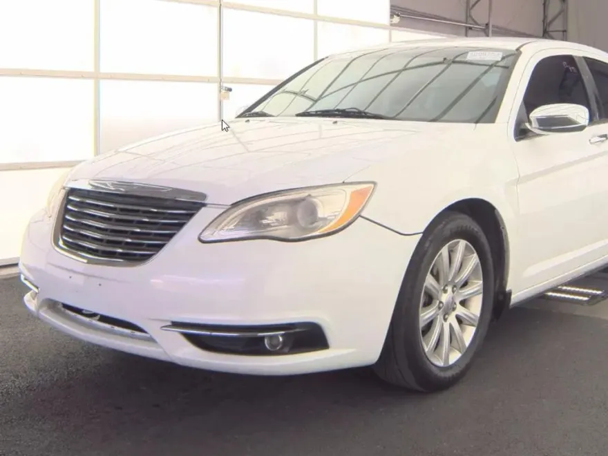 2013 Chrysler 200 Limited photo 1