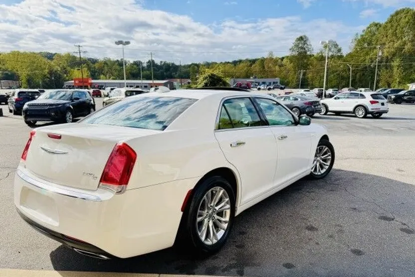 2016 Chrysler 300 photo 1