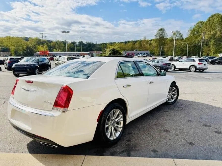 2016 Chrysler 300 photo 1