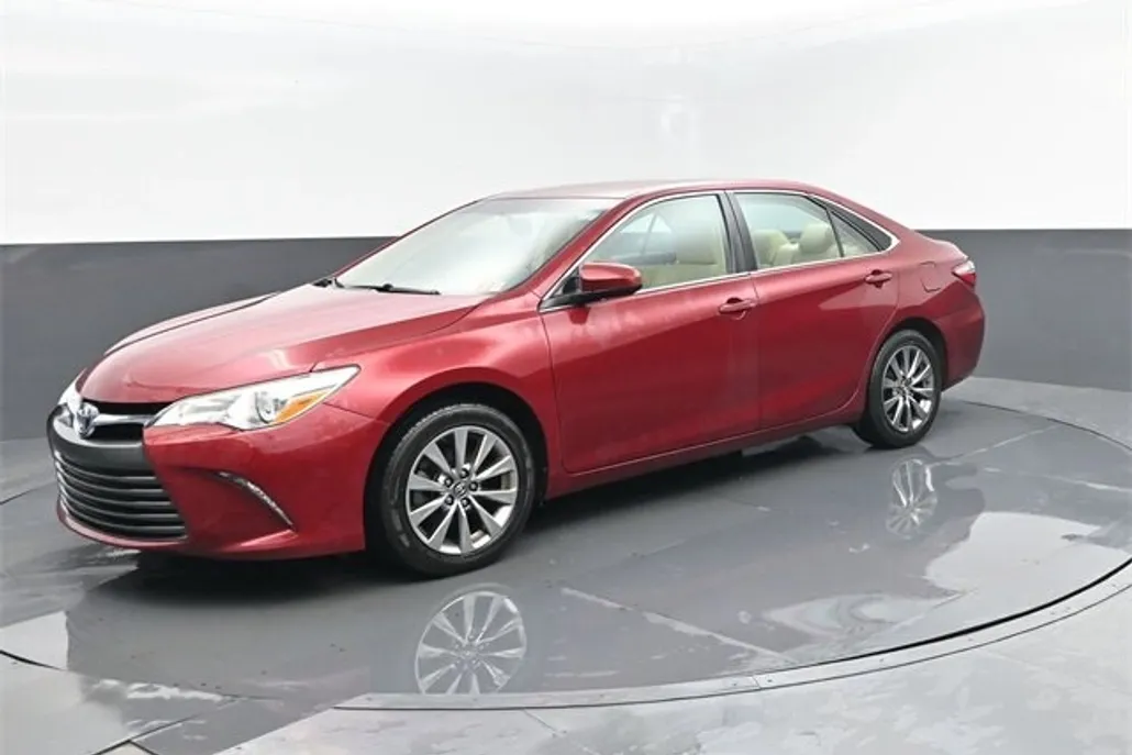 2016 Toyota Camry XLE photo 1