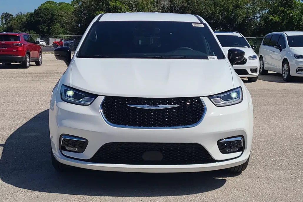 2026 Chrysler Pacifica photo 1