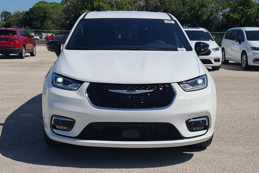 2026 Chrysler Pacifica photo 1