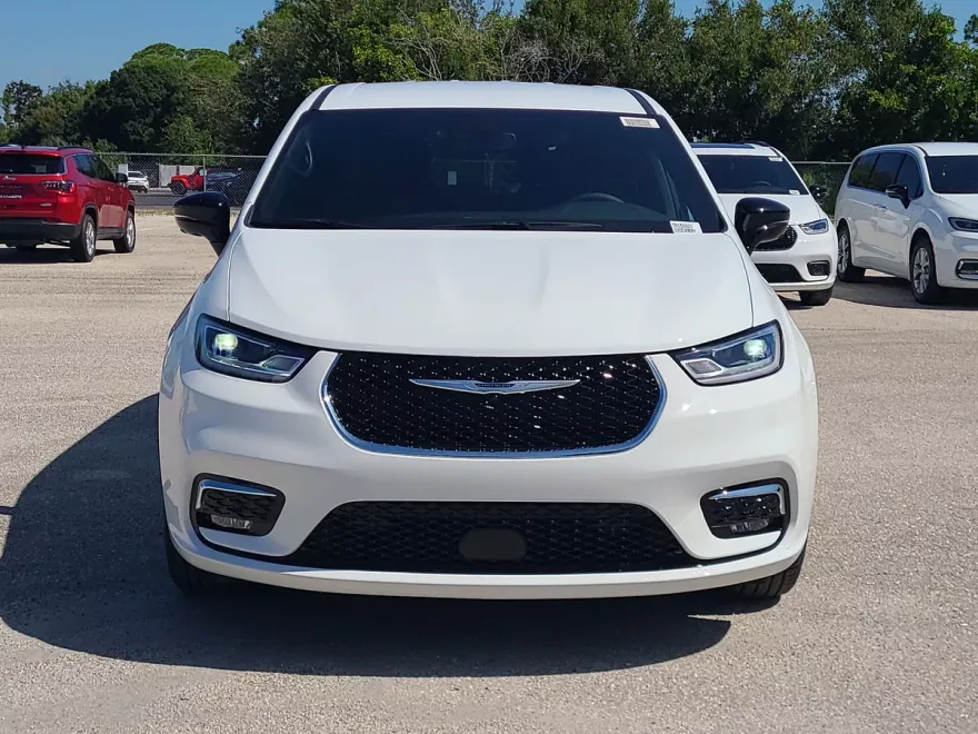 2026 Chrysler Pacifica photo 1