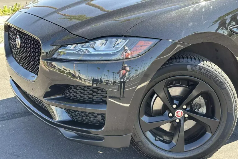 2018 Jaguar F-PACE Prestige photo 1