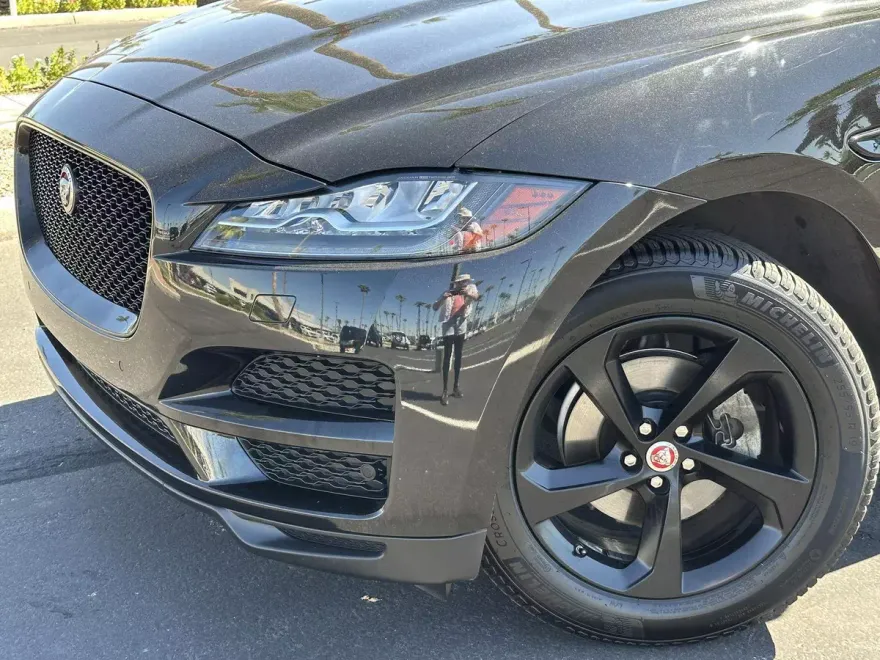 2018 Jaguar F-PACE Prestige photo 1