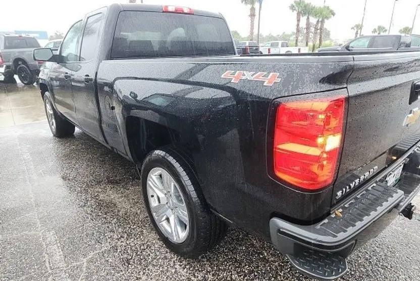 2017 Chevrolet Silverado 1500 Custom photo 1