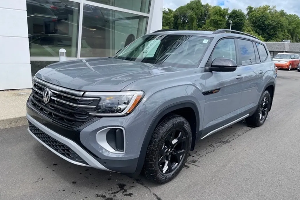 2025 Volkswagen Atlas SE Technology Peak Edition photo 1