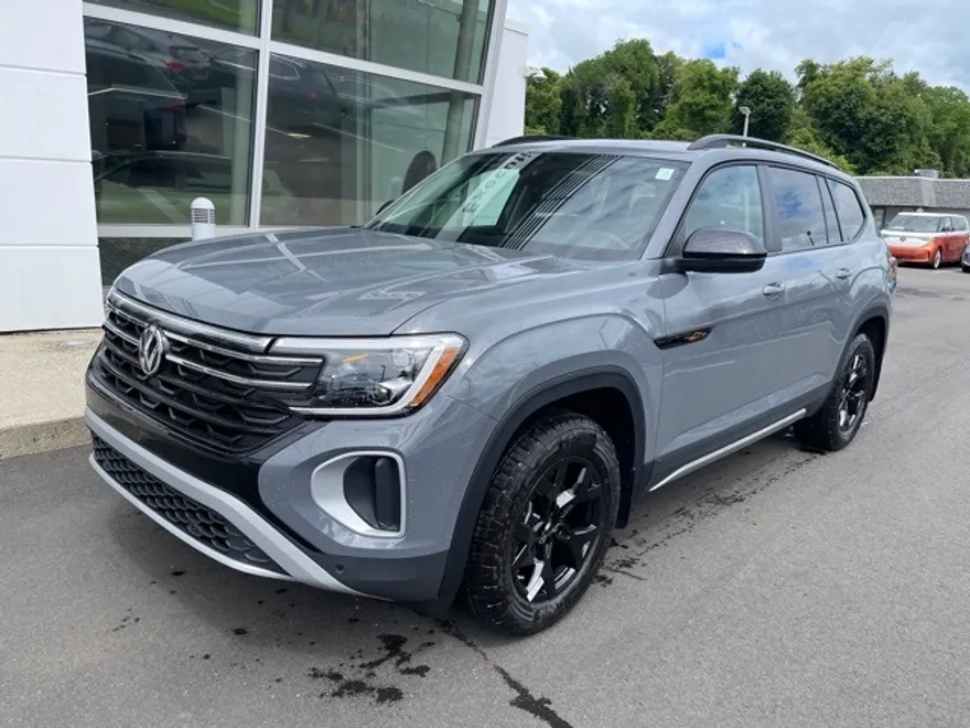 2025 Volkswagen Atlas SE Technology Peak Edition photo 1