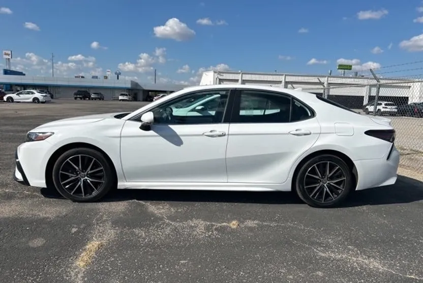 2024 Toyota Camry SE photo 1