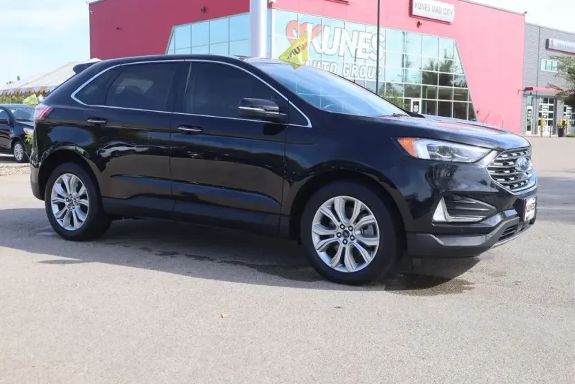 2022 Ford Edge Titanium photo 1