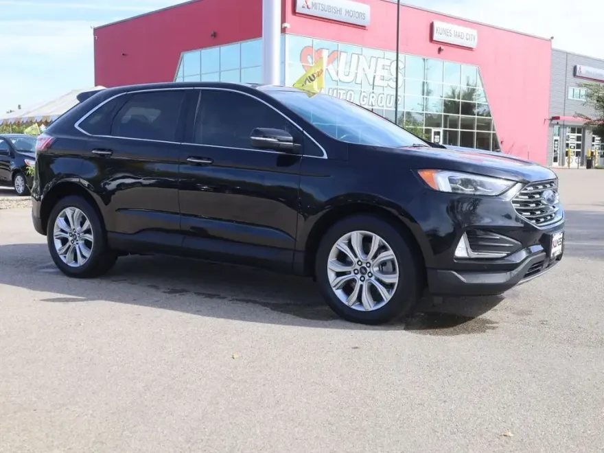 2022 Ford Edge Titanium photo 1