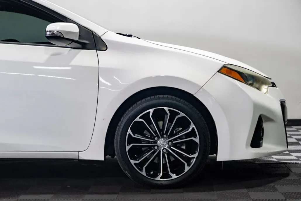2014 Toyota Corolla LE photo 1