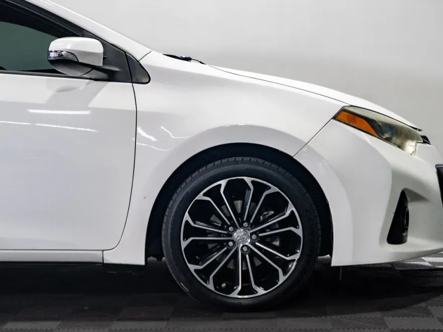 2014 Toyota Corolla LE photo 1
