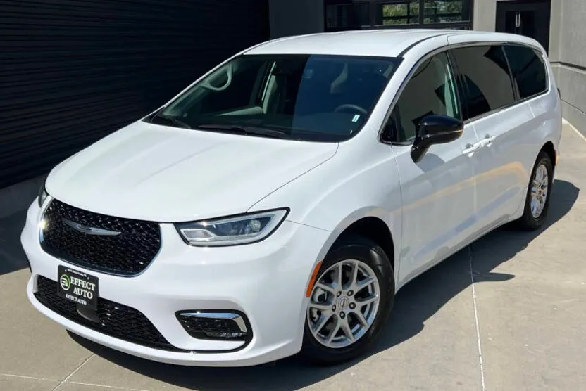 2024 Chrysler Pacifica Touring L photo 1