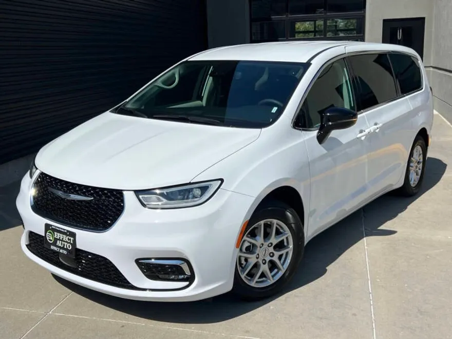 2024 Chrysler Pacifica Touring L photo 1