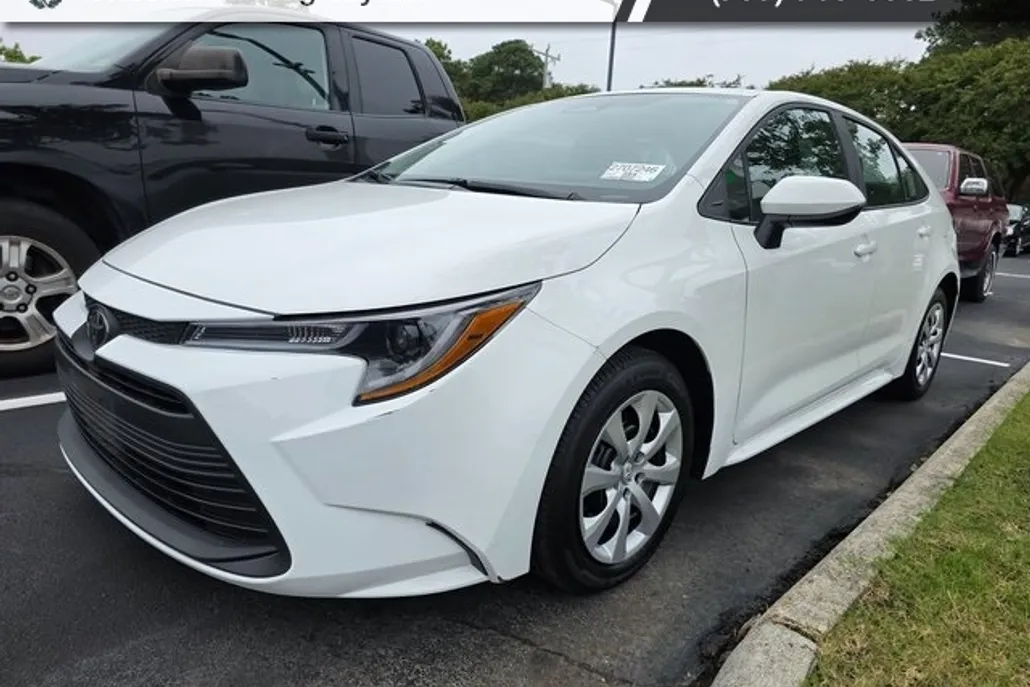 2024 Toyota Corolla LE photo 1