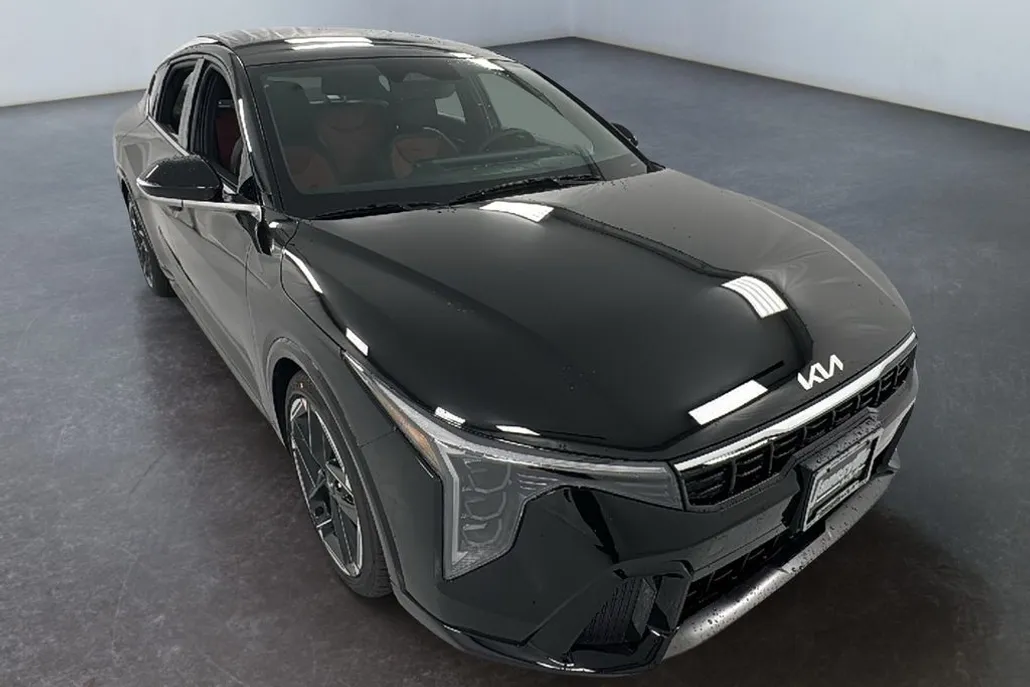2025 Kia K4 GT-Line photo 1