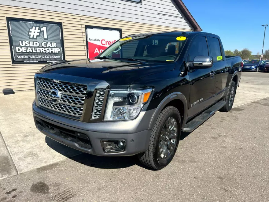 2018 Nissan Titan Platinum Reserve Crew Cab photo 1