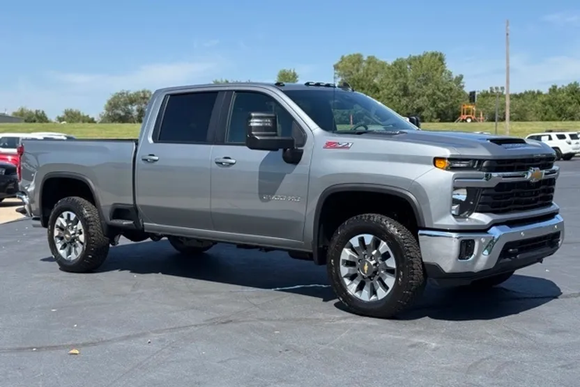 2025 Chevrolet Silverado 2500HD LT photo 1