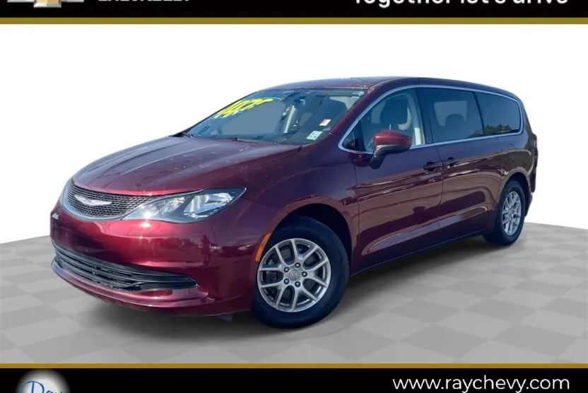 2017 Chrysler Pacifica Touring photo 1