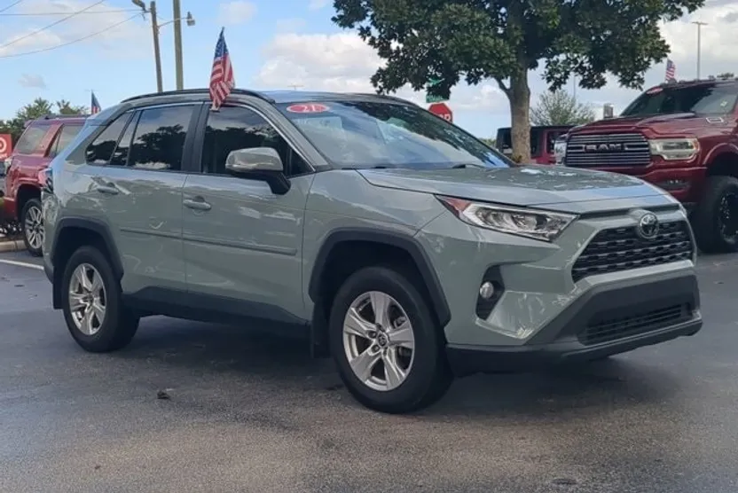 2021 Toyota RAV4 XLE photo 1