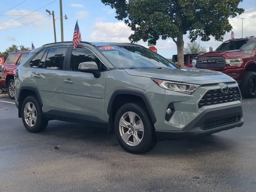2021 Toyota RAV4 XLE photo 1
