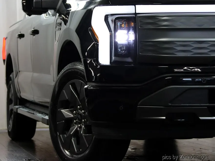 2022 Ford F-150 Lightning Platinum photo 1
