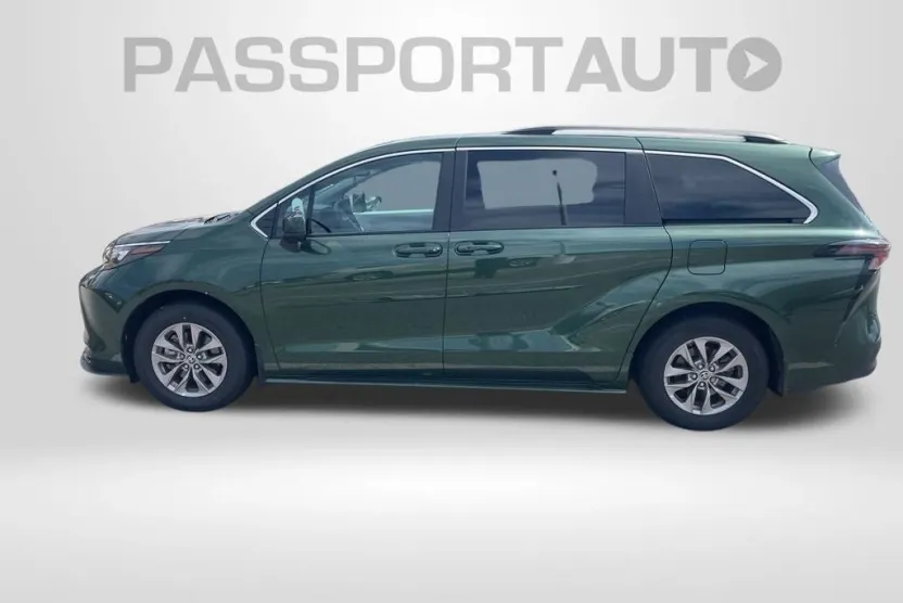 2025 Toyota Sienna LE photo 1