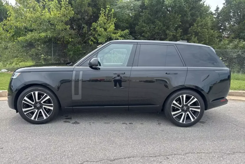 2023 Land Rover Range Rover SE photo 1