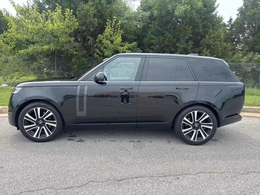 2023 Land Rover Range Rover SE photo 1