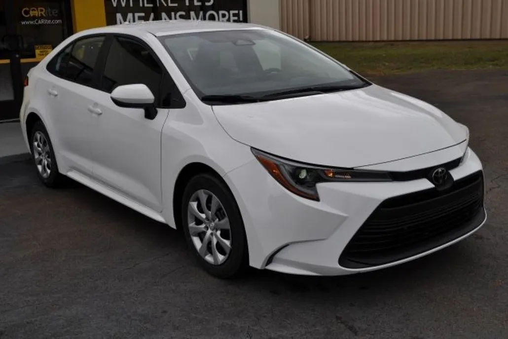 2023 Toyota Corolla LE photo 1