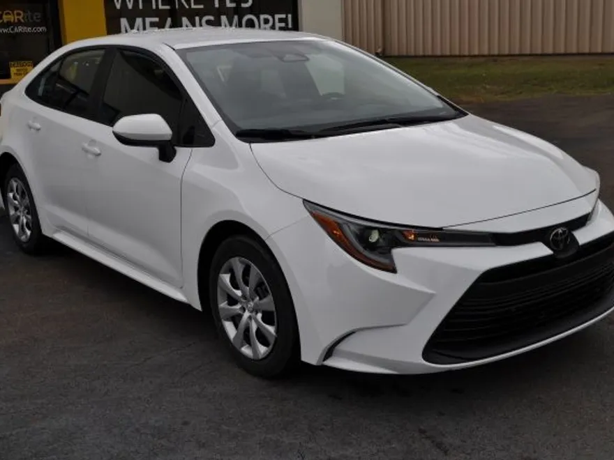 2023 Toyota Corolla LE photo 1