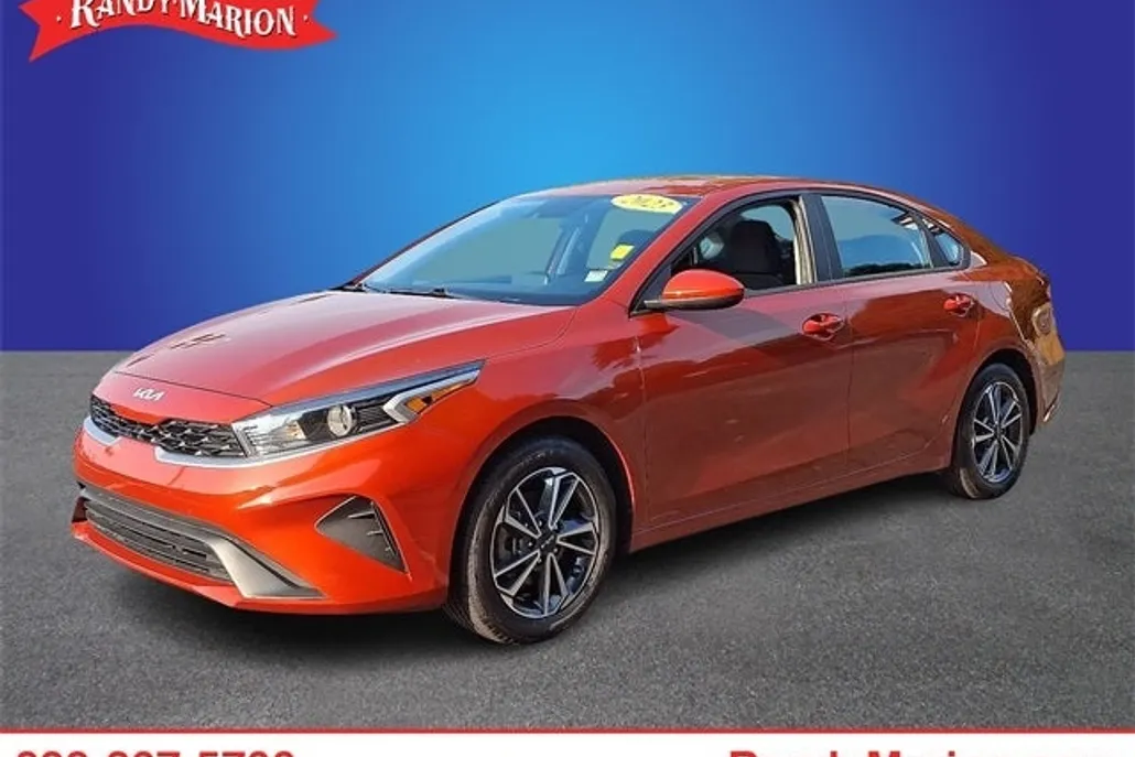2023 Kia Forte LXS photo 1