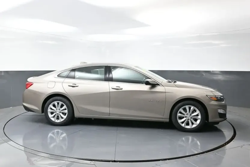 2024 Chevrolet Malibu 1LT photo 1