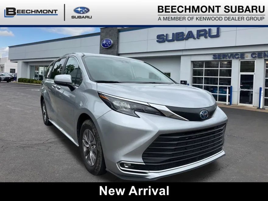 2024 Toyota Sienna XLE photo 1