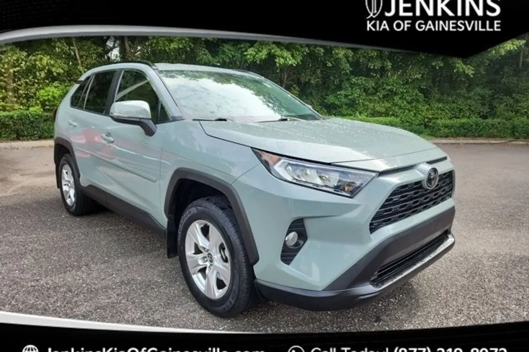 2021 Toyota RAV4 XLE photo 1
